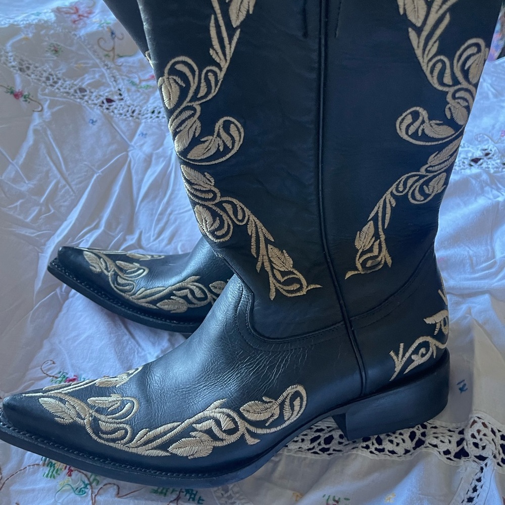 Barely used boots - Picture 3 of 6
